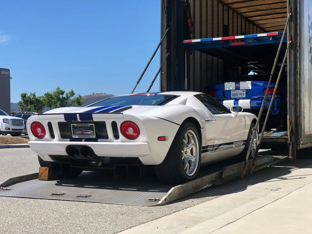 Enclosed vehicle transport